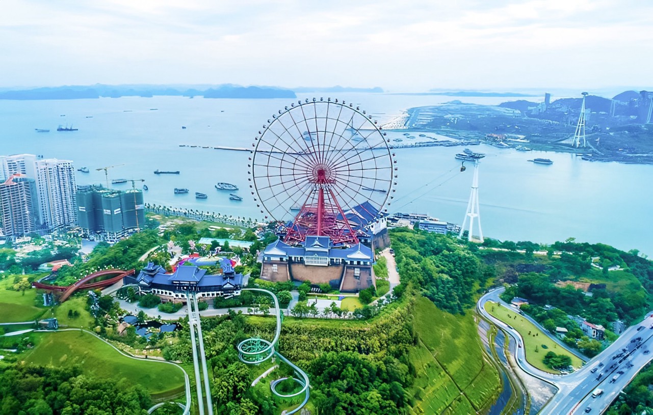 Special curved elevators 185m and 123m high for cable car tower construction in Ha Long